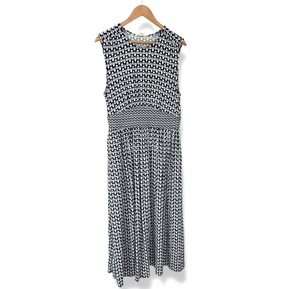 Elegant Blue and White Patterned Dress - Picture 7 of 13